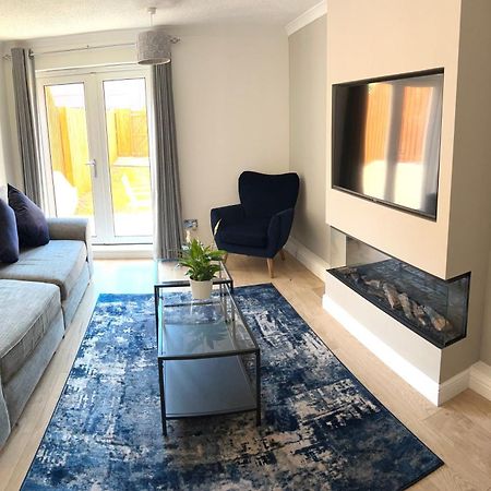 3 Bedroom - 2 Bathroom Townhouse In Corstorphine Near Murrayfield Stadium - Direct Bus To Edinburgh City Centre In 20 Minutes - Two Private Parking Spaces - Private Sunny Garden - Recently Refurbished Edimburgo Exterior foto