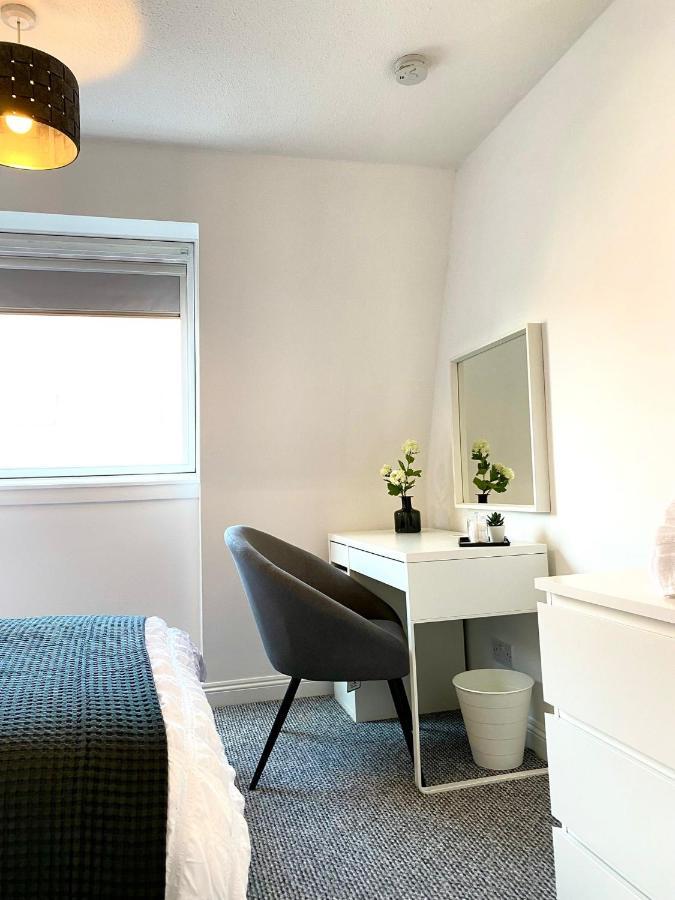 3 Bedroom - 2 Bathroom Townhouse In Corstorphine Near Murrayfield Stadium - Direct Bus To Edinburgh City Centre In 20 Minutes - Two Private Parking Spaces - Private Sunny Garden - Recently Refurbished Edimburgo Exterior foto