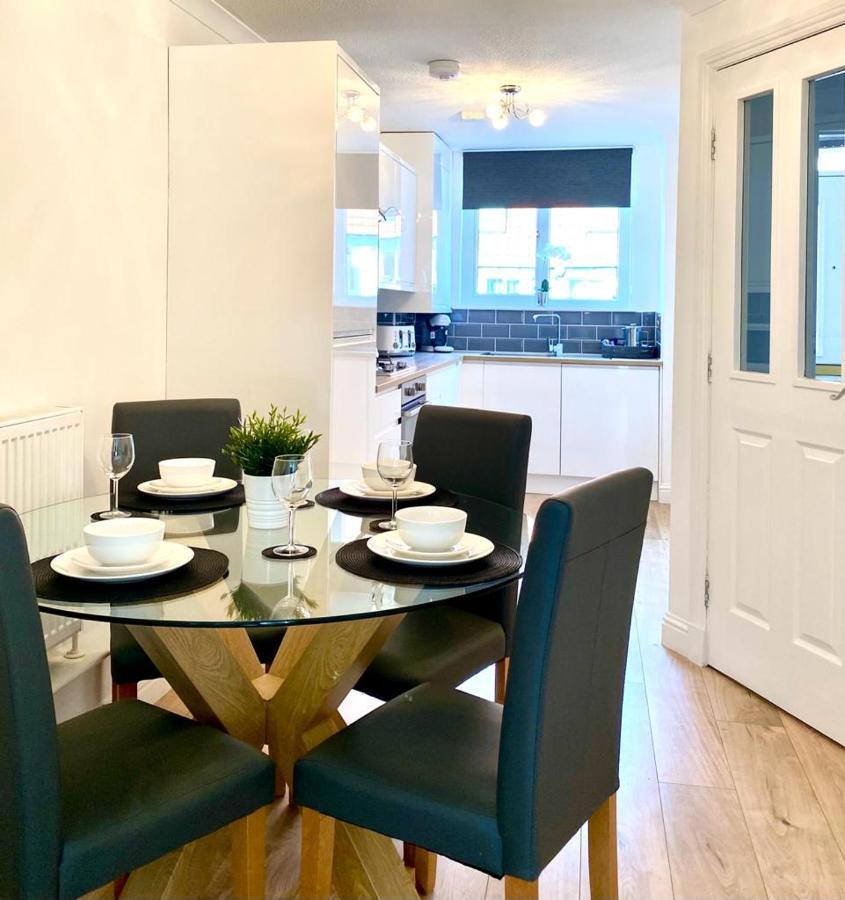3 Bedroom - 2 Bathroom Townhouse In Corstorphine Near Murrayfield Stadium - Direct Bus To Edinburgh City Centre In 20 Minutes - Two Private Parking Spaces - Private Sunny Garden - Recently Refurbished Edimburgo Exterior foto