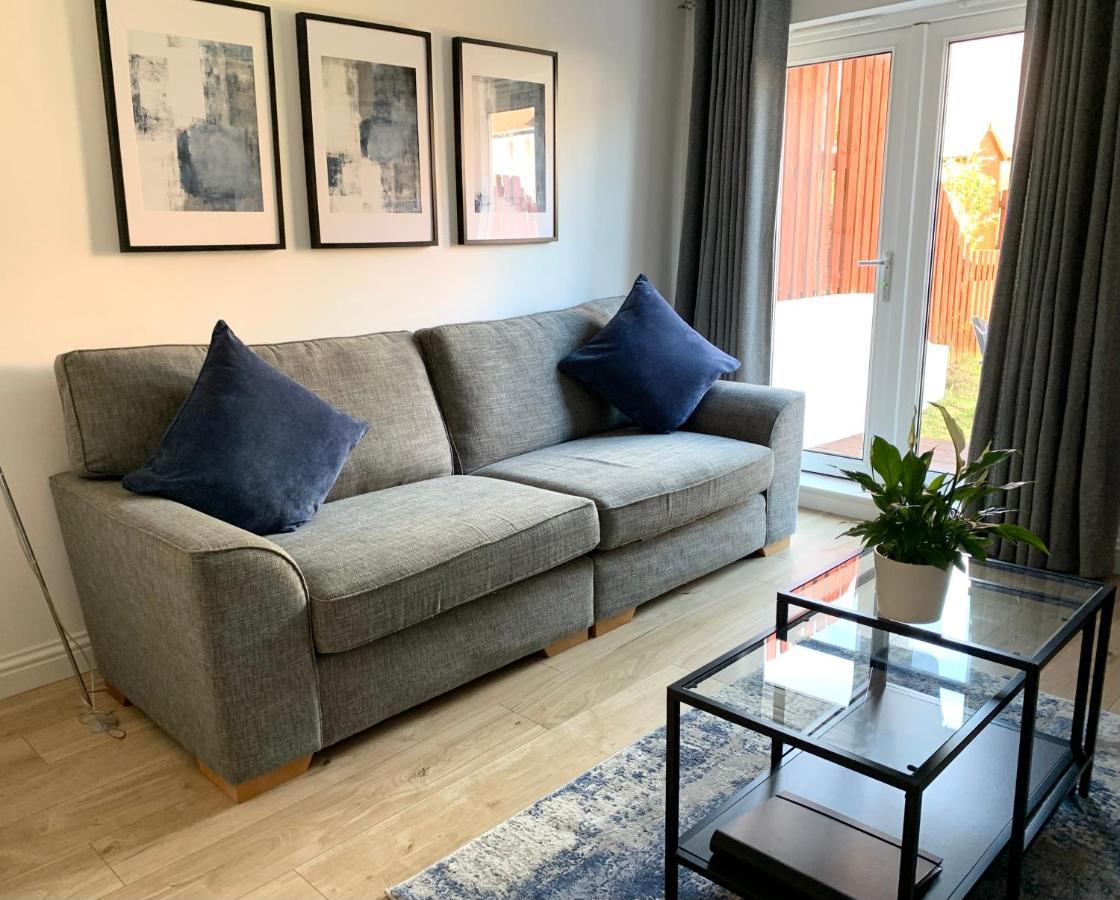 3 Bedroom - 2 Bathroom Townhouse In Corstorphine Near Murrayfield Stadium - Direct Bus To Edinburgh City Centre In 20 Minutes - Two Private Parking Spaces - Private Sunny Garden - Recently Refurbished Edimburgo Exterior foto