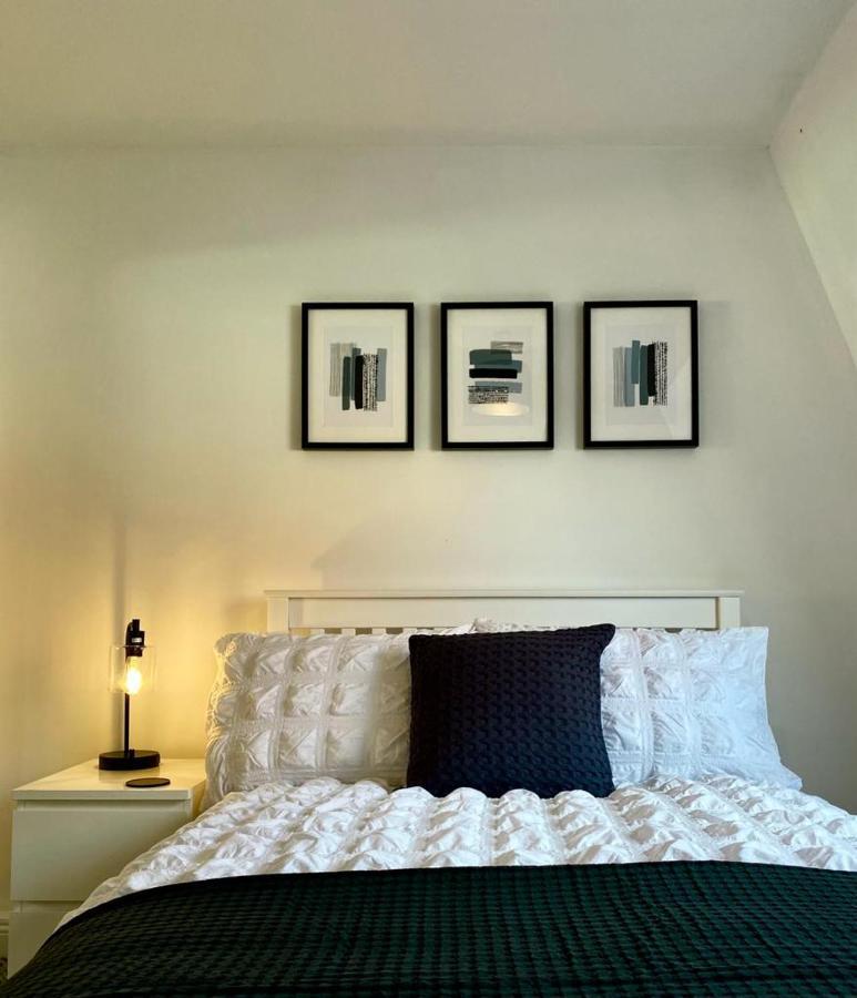 3 Bedroom - 2 Bathroom Townhouse In Corstorphine Near Murrayfield Stadium - Direct Bus To Edinburgh City Centre In 20 Minutes - Two Private Parking Spaces - Private Sunny Garden - Recently Refurbished Edimburgo Exterior foto