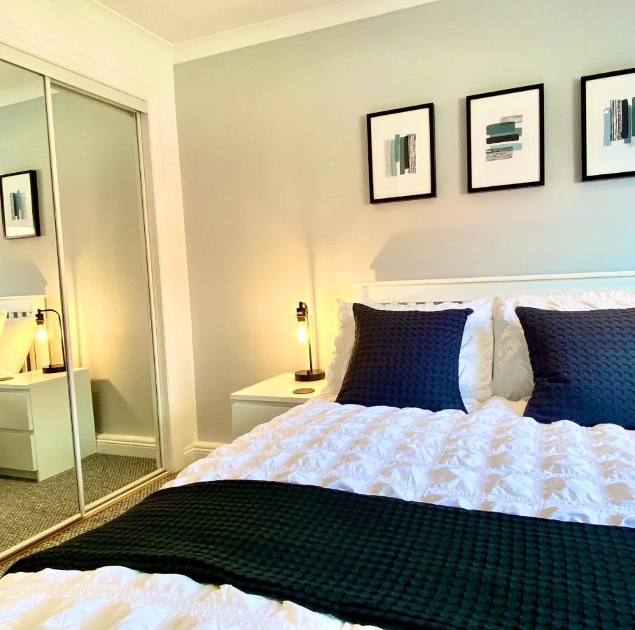 3 Bedroom - 2 Bathroom Townhouse In Corstorphine Near Murrayfield Stadium - Direct Bus To Edinburgh City Centre In 20 Minutes - Two Private Parking Spaces - Private Sunny Garden - Recently Refurbished Edimburgo Exterior foto
