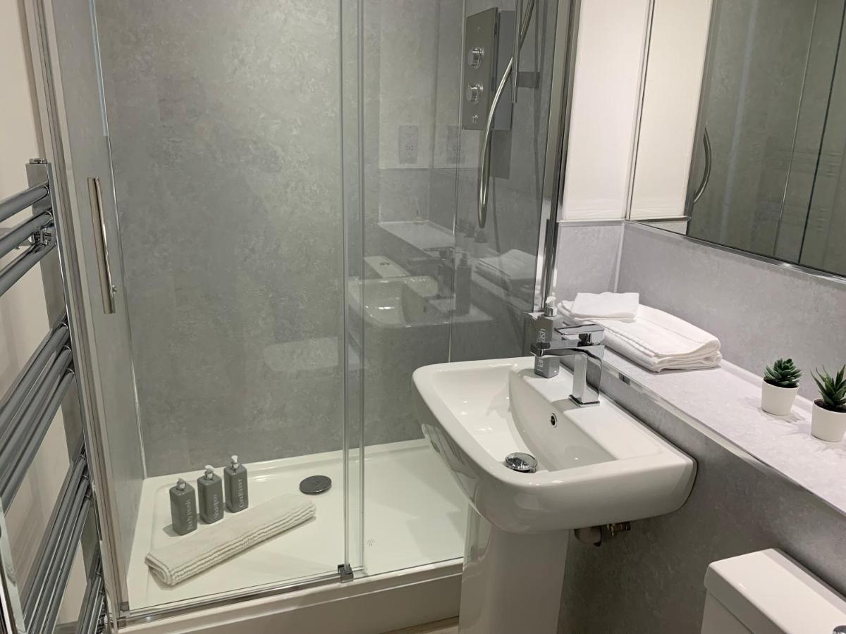 3 Bedroom - 2 Bathroom Townhouse In Corstorphine Near Murrayfield Stadium - Direct Bus To Edinburgh City Centre In 20 Minutes - Two Private Parking Spaces - Private Sunny Garden - Recently Refurbished Edimburgo Exterior foto