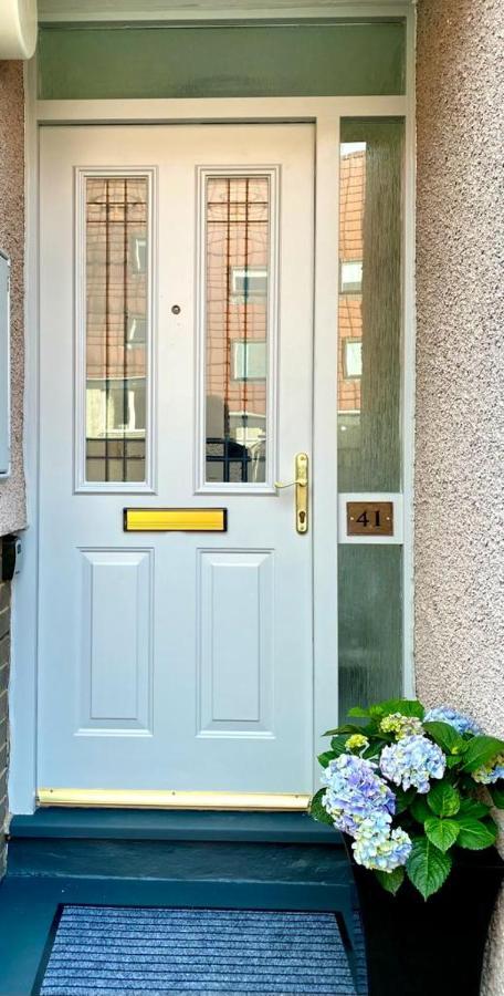 3 Bedroom - 2 Bathroom Townhouse In Corstorphine Near Murrayfield Stadium - Direct Bus To Edinburgh City Centre In 20 Minutes - Two Private Parking Spaces - Private Sunny Garden - Recently Refurbished Edimburgo Exterior foto
