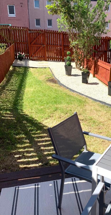 3 Bedroom - 2 Bathroom Townhouse In Corstorphine Near Murrayfield Stadium - Direct Bus To Edinburgh City Centre In 20 Minutes - Two Private Parking Spaces - Private Sunny Garden - Recently Refurbished Edimburgo Exterior foto