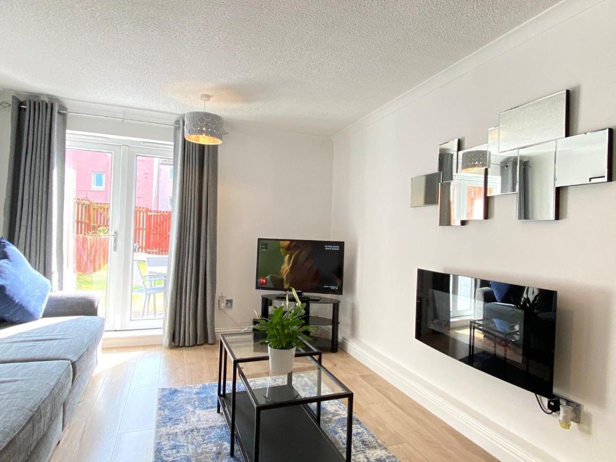 3 Bedroom - 2 Bathroom Townhouse In Corstorphine Near Murrayfield Stadium - Direct Bus To Edinburgh City Centre In 20 Minutes - Two Private Parking Spaces - Private Sunny Garden - Recently Refurbished Edimburgo Exterior foto