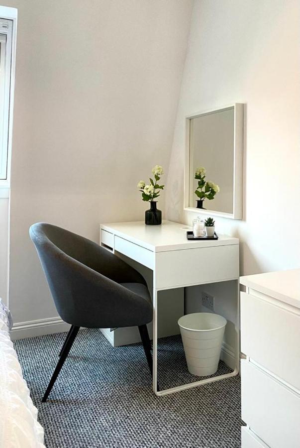 3 Bedroom - 2 Bathroom Townhouse In Corstorphine Near Murrayfield Stadium - Direct Bus To Edinburgh City Centre In 20 Minutes - Two Private Parking Spaces - Private Sunny Garden - Recently Refurbished Edimburgo Exterior foto