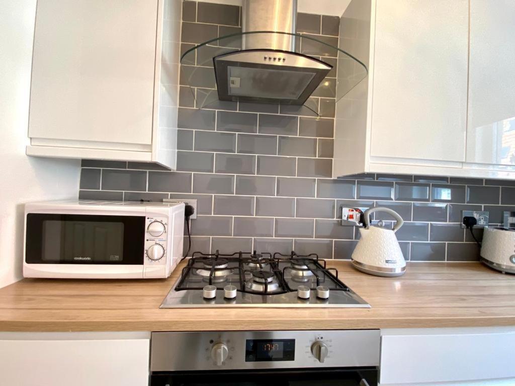 3 Bedroom - 2 Bathroom Townhouse In Corstorphine Near Murrayfield Stadium - Direct Bus To Edinburgh City Centre In 20 Minutes - Two Private Parking Spaces - Private Sunny Garden - Recently Refurbished Edimburgo Exterior foto