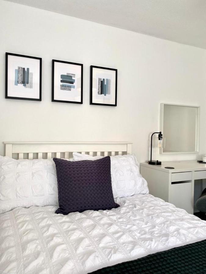 3 Bedroom - 2 Bathroom Townhouse In Corstorphine Near Murrayfield Stadium - Direct Bus To Edinburgh City Centre In 20 Minutes - Two Private Parking Spaces - Private Sunny Garden - Recently Refurbished Edimburgo Exterior foto