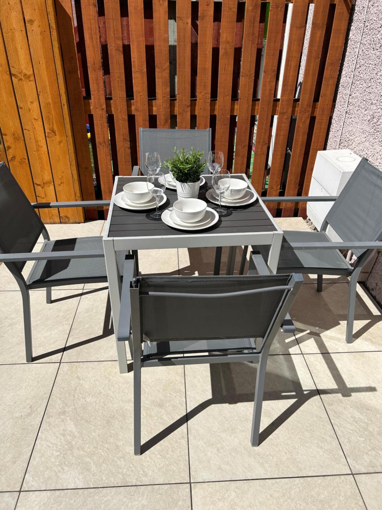 3 Bedroom - 2 Bathroom Townhouse In Corstorphine Near Murrayfield Stadium - Direct Bus To Edinburgh City Centre In 20 Minutes - Two Private Parking Spaces - Private Sunny Garden - Recently Refurbished Edimburgo Exterior foto