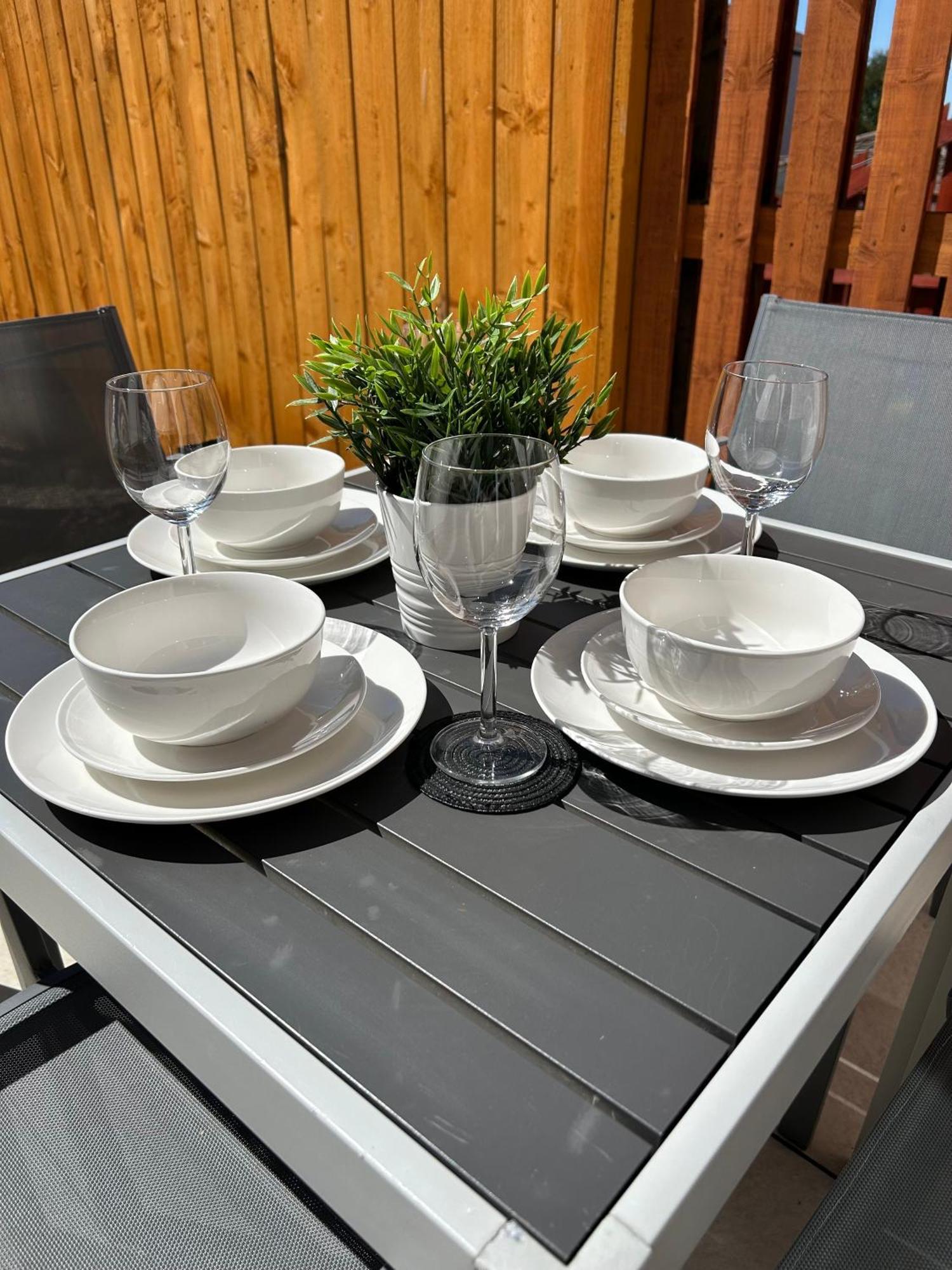 3 Bedroom - 2 Bathroom Townhouse In Corstorphine Near Murrayfield Stadium - Direct Bus To Edinburgh City Centre In 20 Minutes - Two Private Parking Spaces - Private Sunny Garden - Recently Refurbished Edimburgo Exterior foto