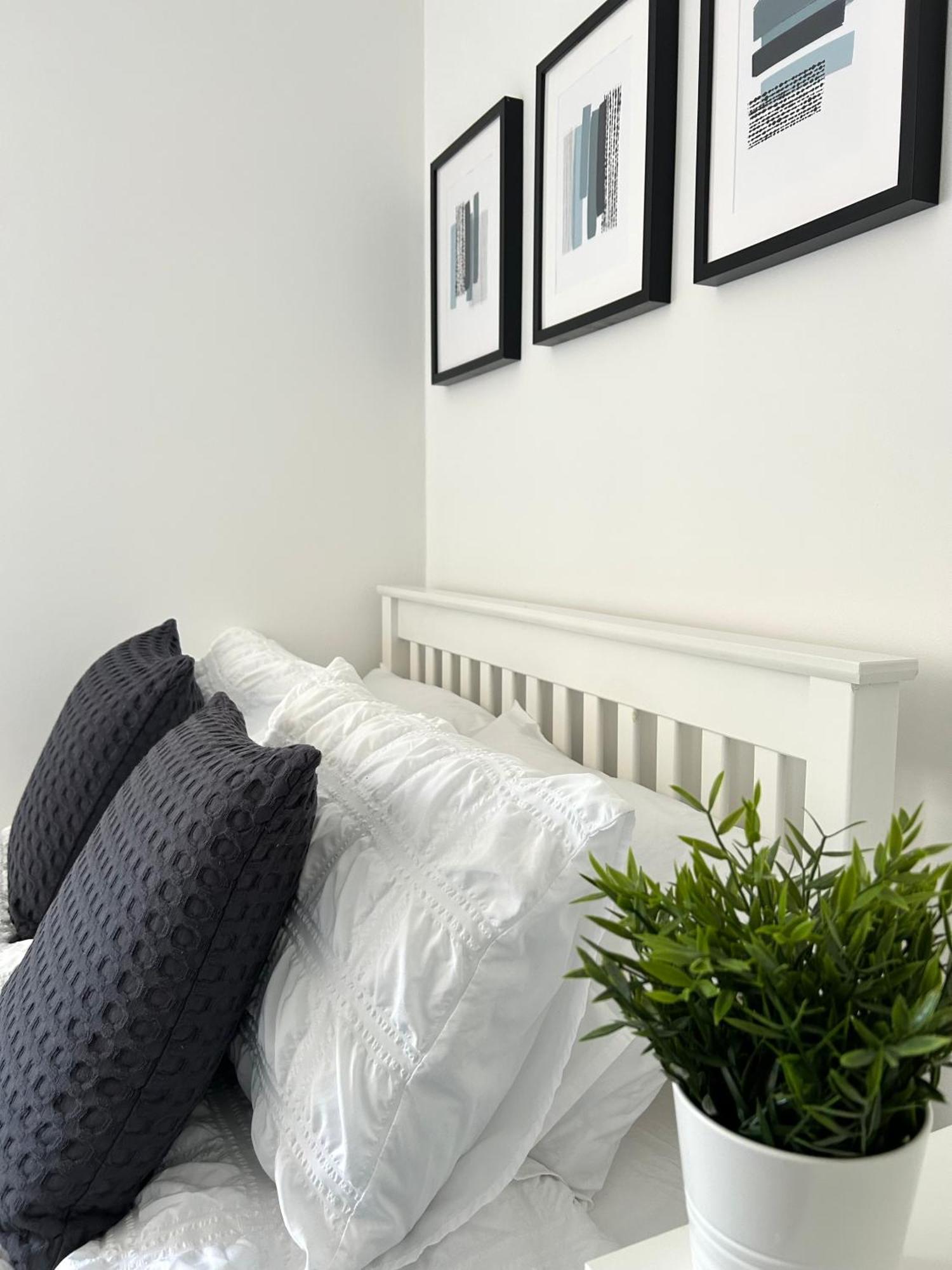 3 Bedroom - 2 Bathroom Townhouse In Corstorphine Near Murrayfield Stadium - Direct Bus To Edinburgh City Centre In 20 Minutes - Two Private Parking Spaces - Private Sunny Garden - Recently Refurbished Edimburgo Exterior foto
